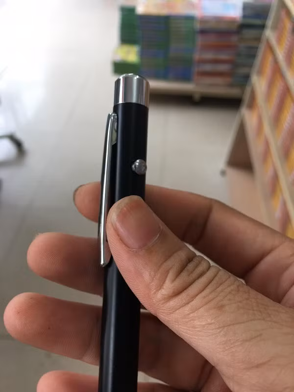 Đèn pin laser dễ dùng nhưng rất nguy hại, có thể gây mù lòa - ảnh 2