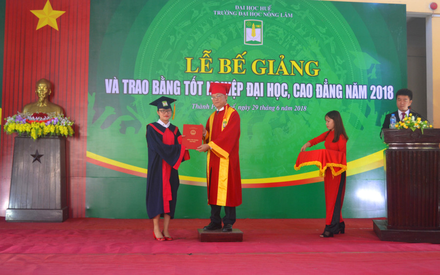 PGS.TS. Lê Văn An – Hiệu trưởng Trường ĐHNL Huế trao bằng tốt nghiệp cho các tân kỹ sư