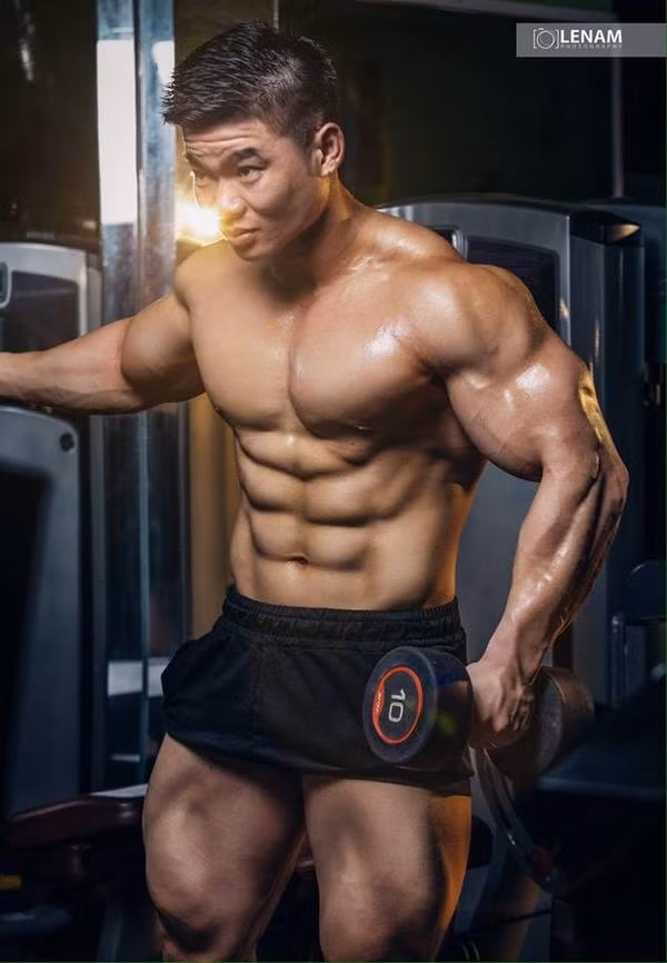 Chàng trai ăn ức gà tập gym tăng cân lên 100 kg