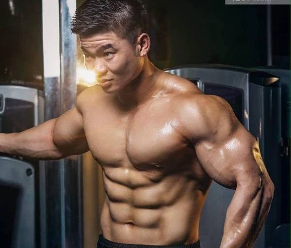 Chàng trai ăn ức gà tập gym tăng cân lên 100 kg 