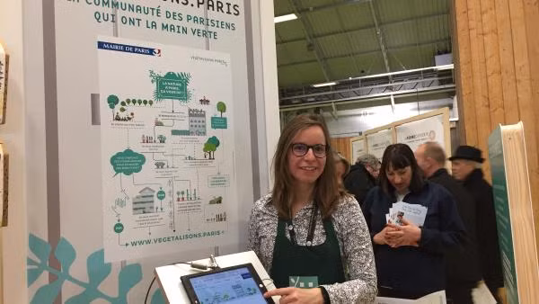 Chị Céline Brunel, phụ trách truyền thông của thị chính Paris, giới thiệu trang web Vegetalisons. Paris tại Hội chợ Nông Nghiệp 2018