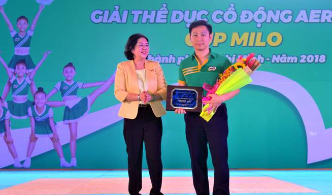 Bà Bùi Thị Diễm Thu - Phó Giám đốc Sở GD&ĐT Tp. HCM tặng kỷ niệm chương cho đại diện của Nestlé MILO Bà Bùi Thị Diễm Thu - Phó Giám đốc Sở GD&ĐT Tp. HCM tặng kỷ niệm chương cho đại diện của Nestlé MILO