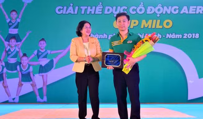 Bà Bùi Thị Diễm Thu - Phó Giám đốc Sở GD&ĐT Tp. HCM tặng kỷ niệm chương cho đại diện của Nestlé MILO