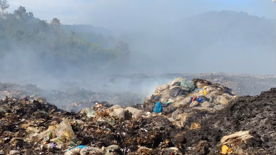 Nhưng sau 4 ngày, đám cháy vẫn chưa được dập tắt hoàn toàn