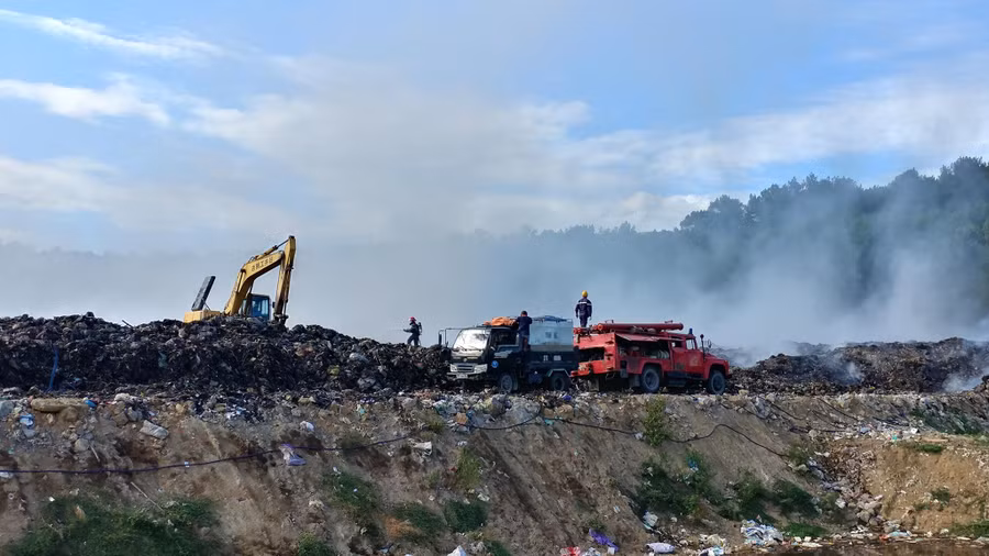 Lực lượng cứu hỏa có mặt phun nước dập lửa