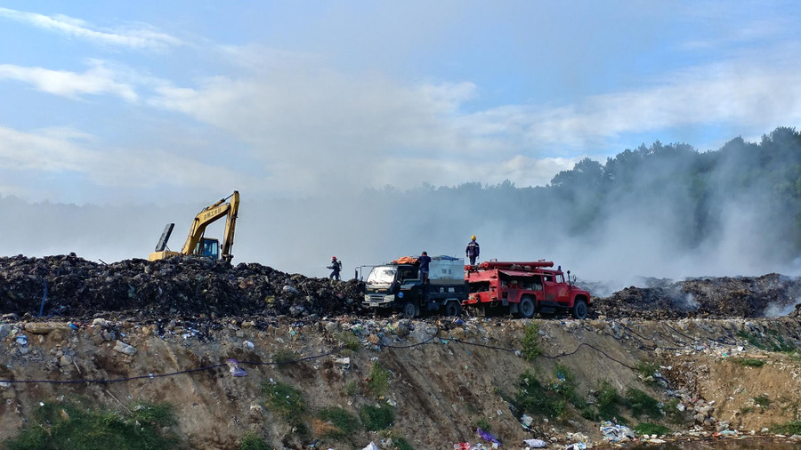 Lực lượng cứu hỏa có mặt phun nước dập lửa Lực lượng cứu hỏa có mặt phun nước dập lửa