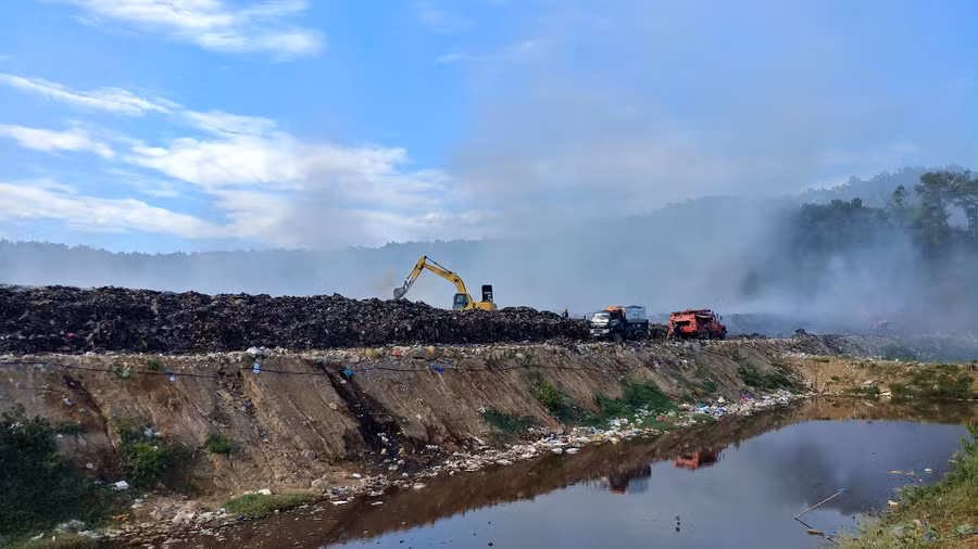 Bãi rác tại xã Ngọc Sơn, huyện Quỳnh Lưu bốc cháy từ ngày 25/6