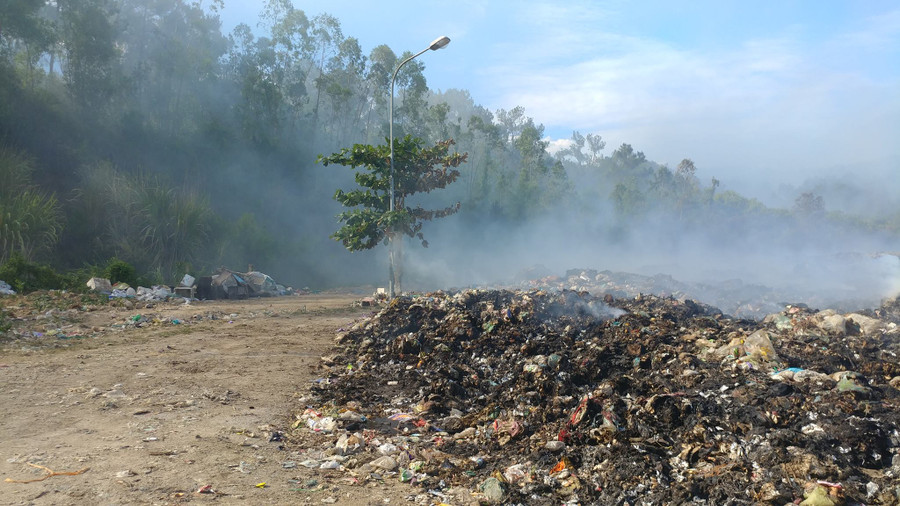 Nguy cơ cháy lan rộng đe dọa cuộc sống người dân và hàng trăm ha rừng thông bên cạnh Nguy cơ cháy lan rộng đe dọa cuộc sống người dân và hàng trăm ha rừng thông bên cạnh