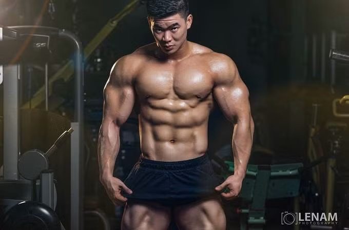 Chàng trai ăn ức gà tập gym tăng cân lên 100 kg