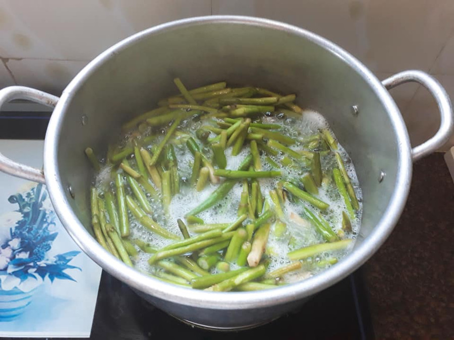 Cách làm món canh ngó khoai nấu xương - ảnh 2 Cách làm món canh ngó khoai nấu xương - ảnh 2
