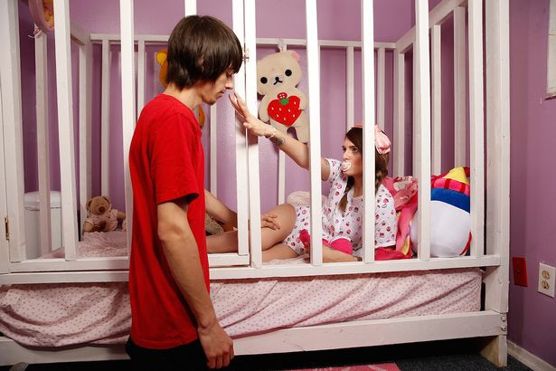 Cô gái 21 tuổi rồi vẫn đóng bỉm, bú bình, ngậm ti và nằm cũi như em bé - Ảnh 3. Cô gái 21 tuổi rồi vẫn đóng bỉm, bú bình, ngậm ti và nằm cũi như em bé - Ảnh 3.