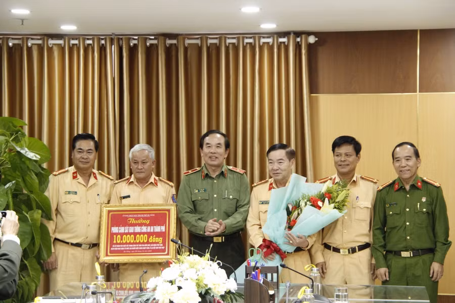 Trao khen thưởng cho phòng CSGT Công an TP Đà Nẵng. 