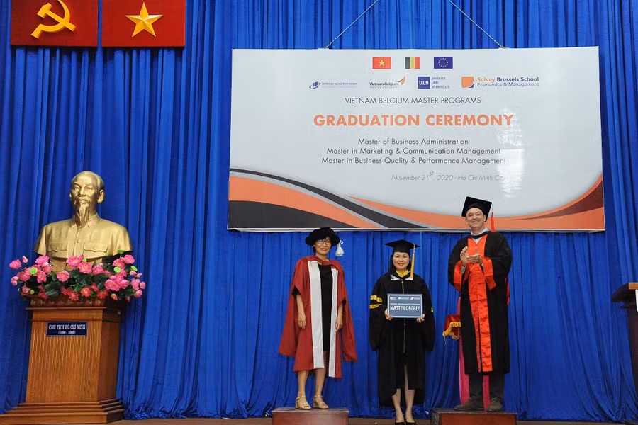 Đại diện trường ĐH Tự Do Bruxelles (Vương quốc Bỉ) trao bằng cho tân Thạc sĩ.