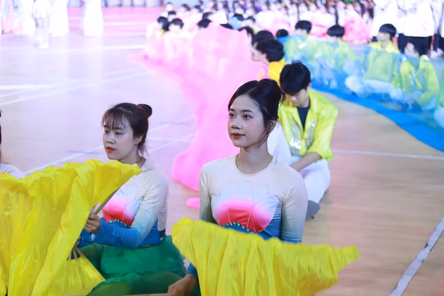 Màn đồng diễn nghệ thuật thu hút nhiều giáo viên tham gia.