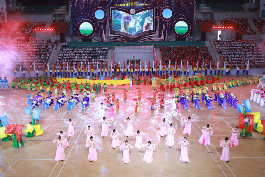 Màn đồng diễn nghệ thuật đã khép lại chương trình khai mạc Hội khỏe Phù Đổng tỉnh Hà Nam lần thứ VII năm 2024.