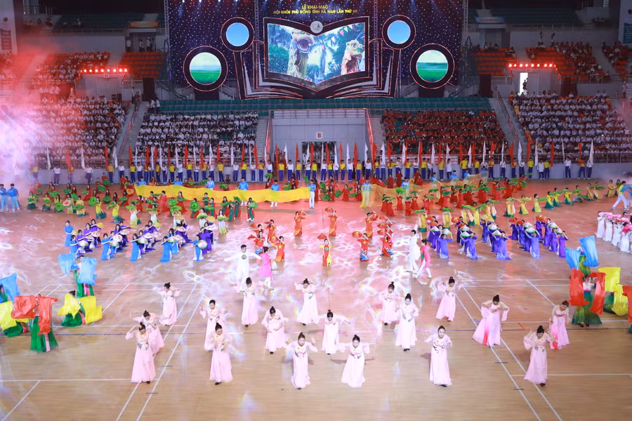 Màn đồng diễn nghệ thuật đã khép lại chương trình khai mạc Hội khỏe Phù Đổng tỉnh Hà Nam lần thứ VII năm 2024.