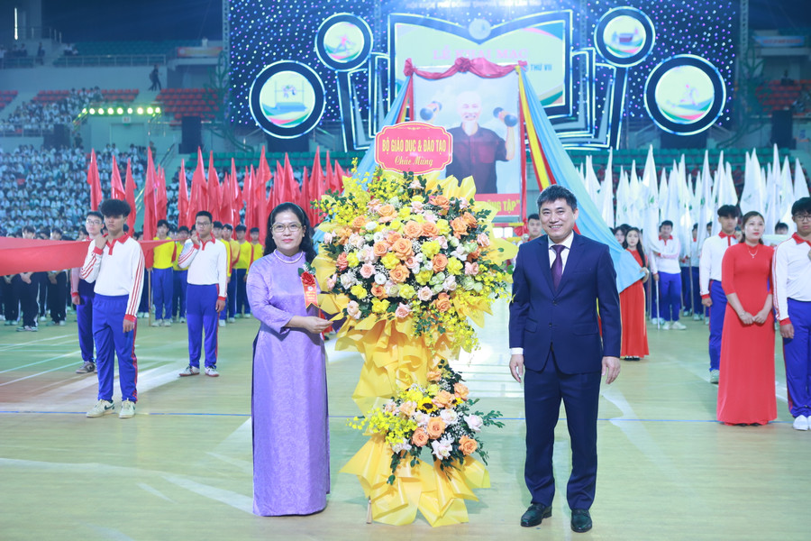 Giám đốc Sở GD&amp;ĐT Hà Nam Phạm Anh Tuấn nhận lẵng hoa chúc mừng từ Thứ trưởng Bộ GD&amp;ĐT Nguyễn Thị Kim Chi.