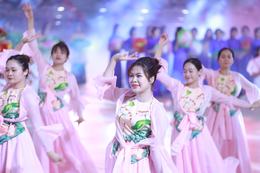 Các cô giáo mầm non cùng hòa mình vào buổi lễ với những điệu múa uyển chuyển.