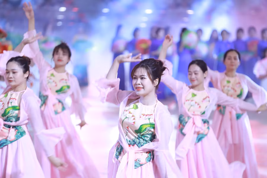 Các cô giáo mầm non cùng hòa mình vào buổi lễ với những điệu múa uyển chuyển.