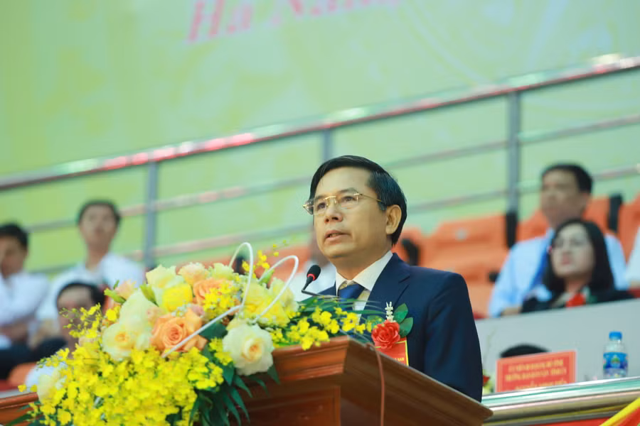 Ông Trần Xuân Dưỡng - Phó Chủ tịch UBND tỉnh Hà Nam trình bày diễn văn khai mạc.