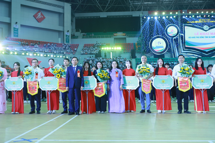 Đại diện các đoàn tham dự nhận cờ lưu niệm, hoa chúc mừng từ ban tổ chức.