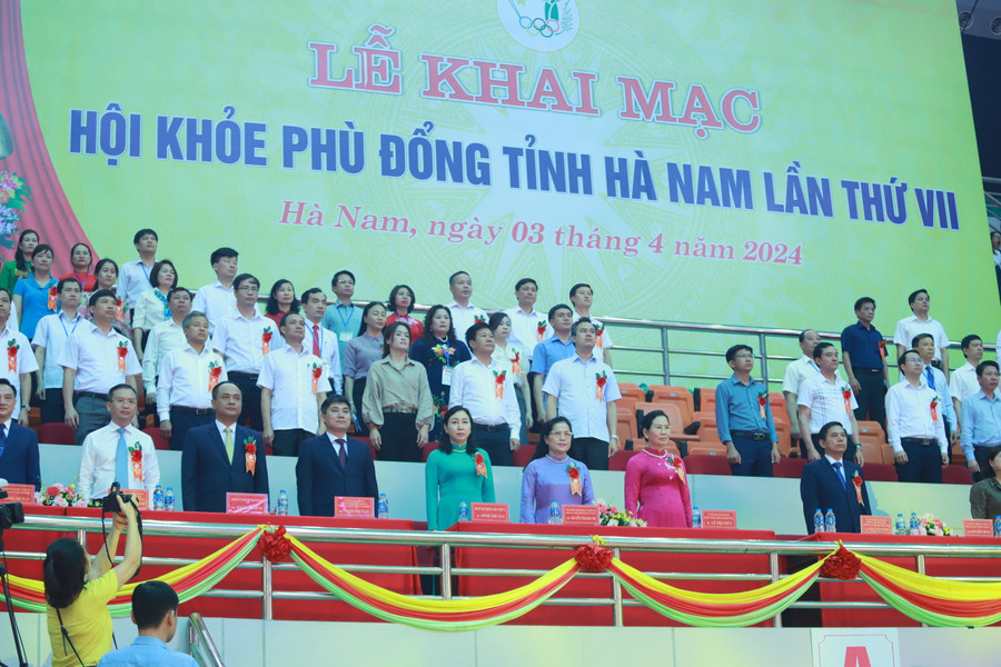 Đông đảo khách mời trong và ngoài tỉnh, đại diện các Bộ, ngành tới dự buổi lễ.