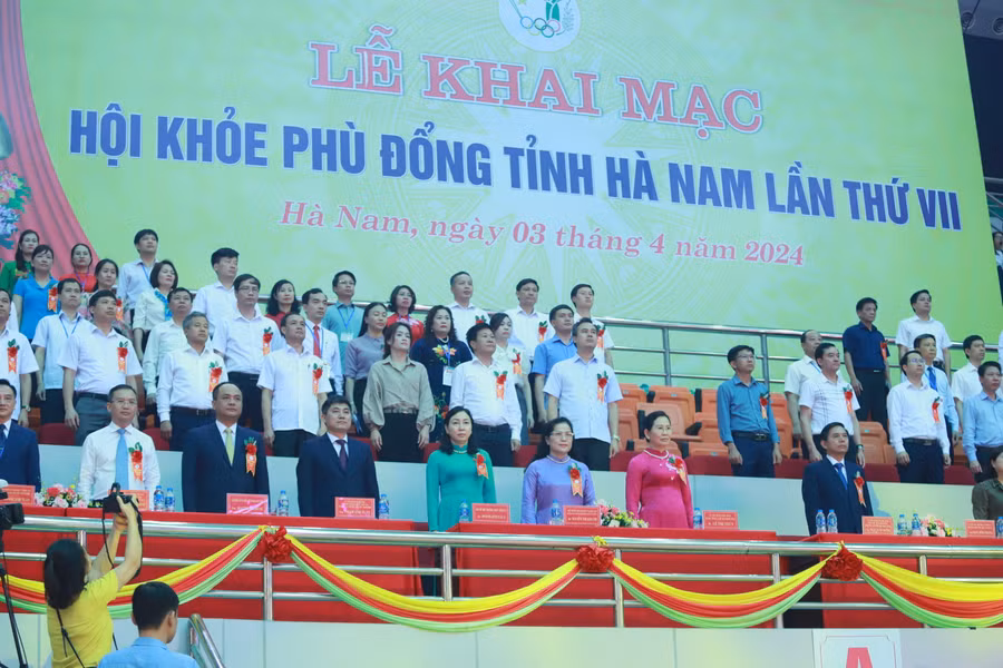 Đông đảo khách mời trong và ngoài tỉnh, đại diện các Bộ, ngành tới dự buổi lễ.