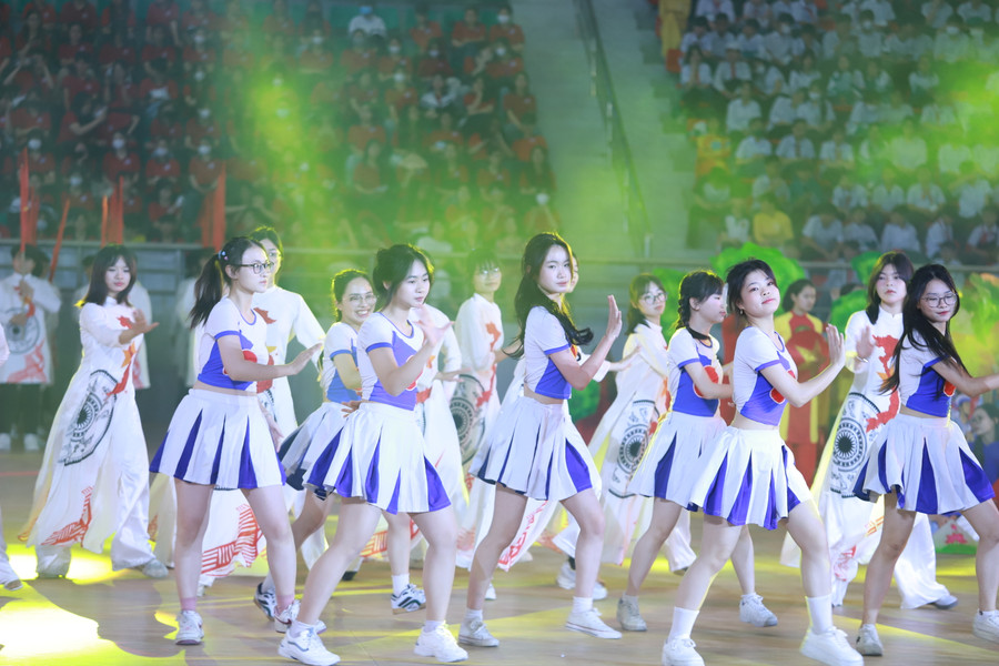 Các em học sinh tham gia biểu diễn nghệ thuật tại chương trình.