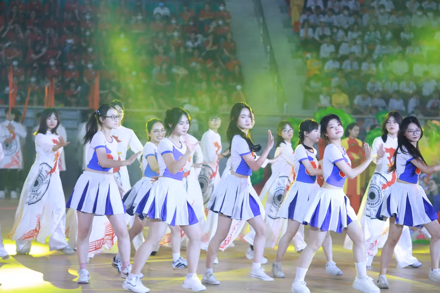 Các em học sinh tham gia biểu diễn nghệ thuật tại chương trình.