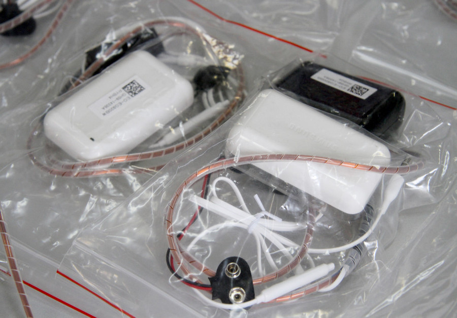 Tai nghe siêu nhỏ dạng vòng cổ gồm cuộn dây bằng đồng đeo trên cổ có chức năng phát sóng. Thiết bị này kết nối với bảng mạch điện tử thu - khuếch đại âm thanh và mic đàm thoại, hạt nam châm kích thước 2,5 mm có thể nhận sóng âm, làm rung màng nhĩ. Tai nghe siêu nhỏ dạng vòng cổ gồm cuộn dây bằng đồng đeo trên cổ có chức năng phát sóng. Thiết bị này kết nối với bảng mạch điện tử thu - khuếch đại âm thanh và mic đàm thoại, hạt nam châm kích thước 2,5 mm có thể nhận sóng âm, làm rung màng nhĩ.