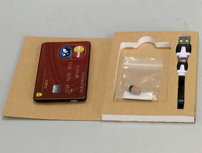 Với loại tai nghe siêu nhỏ dưới dạng thẻ ATM, cục thu phát tín hiệu được in chữ Mastercard, có khe cắm thẻ sim, cổng sạc pin, kết nối không dây với tai nghe có kích thước 1-2 cm. Với loại tai nghe siêu nhỏ dưới dạng thẻ ATM, cục thu phát tín hiệu được in chữ Mastercard, có khe cắm thẻ sim, cổng sạc pin, kết nối không dây với tai nghe có kích thước 1-2 cm.