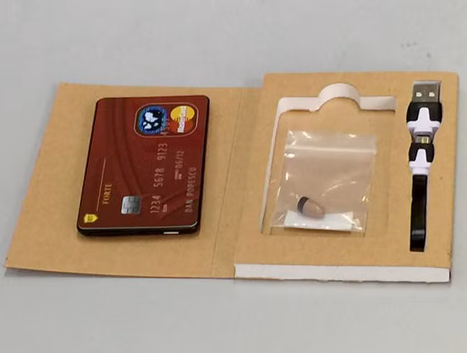 Với loại tai nghe siêu nhỏ dưới dạng thẻ ATM, cục thu phát tín hiệu được in chữ Mastercard, có khe cắm thẻ sim, cổng sạc pin, kết nối không dây với tai nghe có kích thước 1-2 cm.