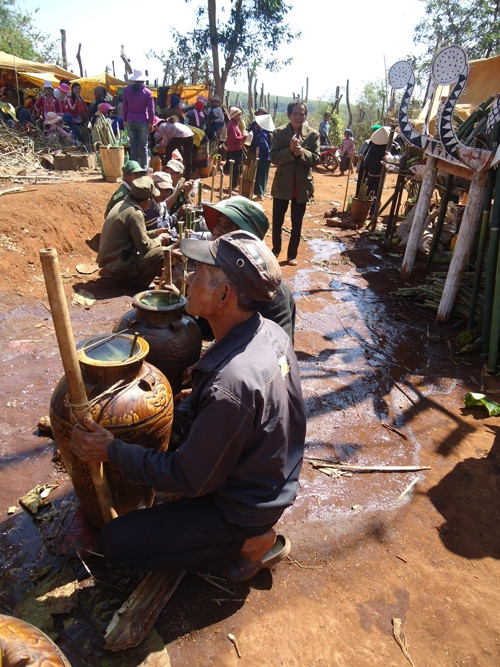 Rượu cần thứ đồ uống không thể thiếu trong lễ bỏ mã