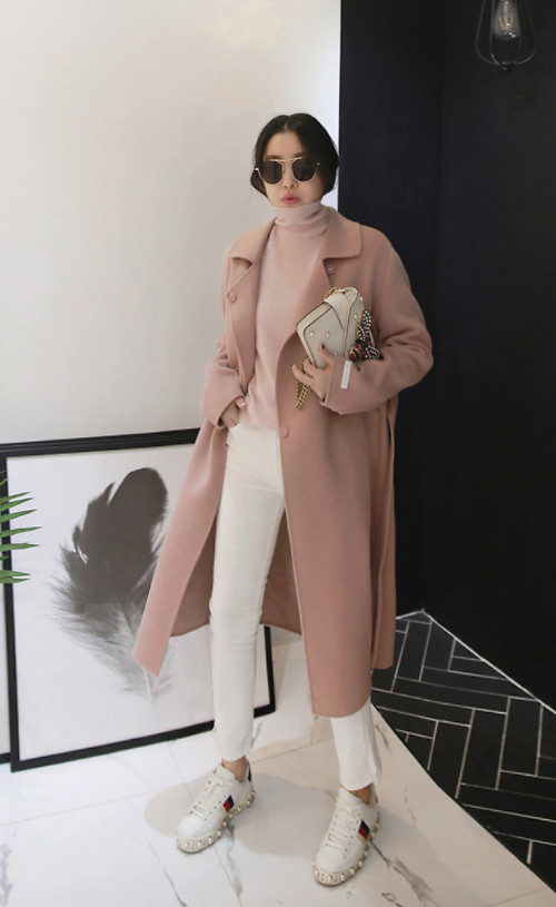 Phong cách thanh lịch và giúp các bạn gái thêm phần trẻ trung bởi sự kết hợp hài hòa các tông màu trung tính hợp mốt mùa đông với gam pastel. Phong cách thanh lịch và giúp các bạn gái thêm phần trẻ trung bởi sự kết hợp hài hòa các tông màu trung tính hợp mốt mùa đông với gam pastel.