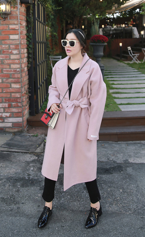 Áo măng tô thiết kế trên chất liệu vải dạ dệt bằng lông cừu sẽ mang lại vẻ sanh chảnh cho phái đẹp khi xuống phố mùa đông. Áo măng tô thiết kế trên chất liệu vải dạ dệt bằng lông cừu sẽ mang lại vẻ sanh chảnh cho phái đẹp khi xuống phố mùa đông.