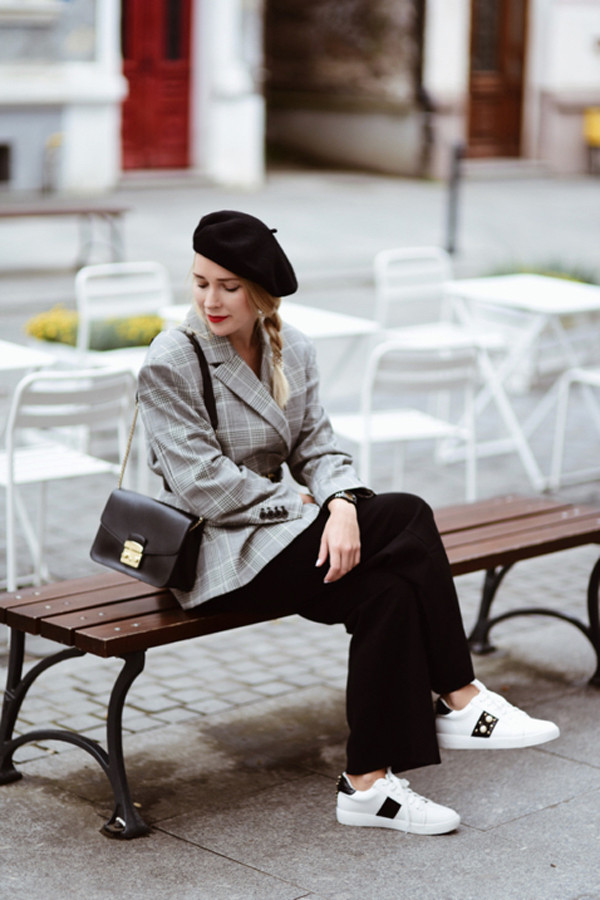 Ở mùa mốt năm nay chọn mũ nồi đen để phối cùng các kiểu blazer ca rô thời thượng, áo choàng xám dáng dài hợp mốt hay váy ngắn trẻ trung là những phong cách được yêu thích. phoi-trang-phuc-dep-voi-con-sot-mu-noi-8