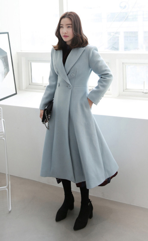 Váy măng tô tông xanh pastel giúp bạn gái xây dựng hình ảnh sang trọng theo phong cách cổ điểnnhưng không mất đi sự trẻ trung. Váy măng tô tông xanh pastel giúp bạn gái xây dựng hình ảnh sang trọng theo phong cách cổ điểnnhưng không mất đi sự trẻ trung.