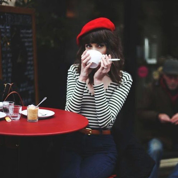 Ngoài cách chọn các kiểu trang như áo choàng, váy ngắn, váy liền thân dễ phối với mũ nồi, cách để kiểu tóc cũng là chi tiếtkhông nên bỏ qua. Tóc uốn xoan gợn sóngquyến rũ và mang lại sự ấm áp, tóc bobcắt ngắn được tạo phồng đáng yêu là những style các bạn gái nên tham khảo. Ngoài cách chọn các kiểu trang như áo choàng, váy ngắn, váy liền thân dễ phối với mũ nồi cách để kiểu tóc cũng là chi tiết bạn gái không nên bỏ qua.