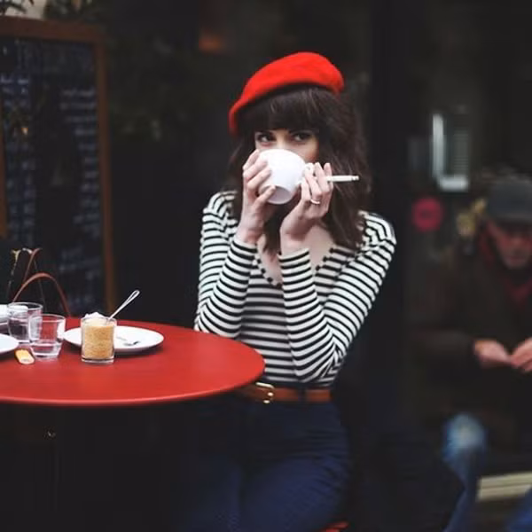 Ngoài cách chọn các kiểu trang như áo choàng, váy ngắn, váy liền thân dễ phối với mũ nồi cách để kiểu tóc cũng là chi tiết bạn gái không nên bỏ qua.