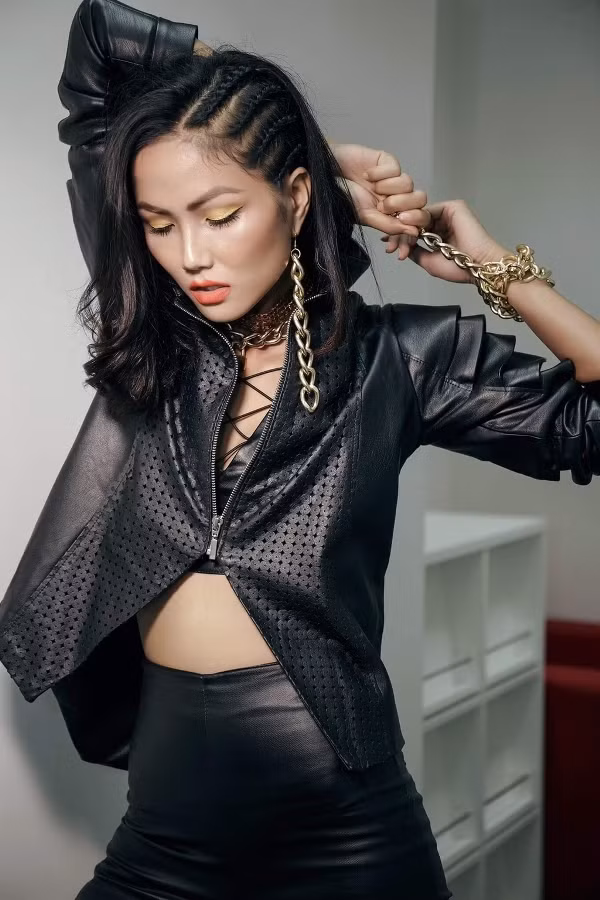 Cận cảnh nhan sắc Tân Hoa hậu Hoàn vũ Việt Nam 2017 H’ Hen Niê 14