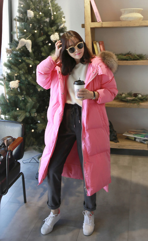 Áo khoác dáng dài với nhiều chất liệu như vải dạ, vải lông nhân tạo và vải dù dễ dàng kết hợp cùng các kiểu quần jean, quần vải nỉ hay các kiểu skinny. Áo khoác dáng dài với nhiều chất liệu như vải dạ, vải lông nhân tạo và vải dù dễ dàng kết hợp cùng các kiểu quần jean, quần vải nỉ hay các kiểu skinny.