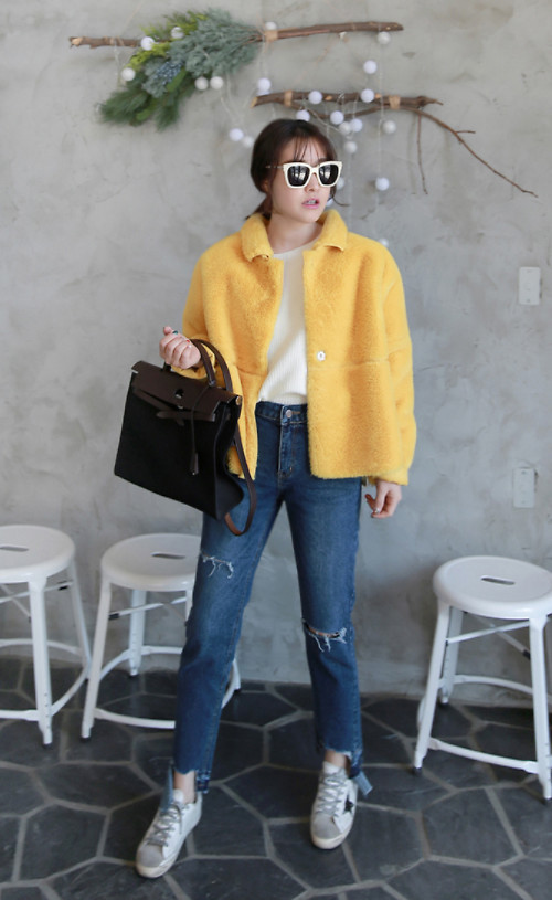 Áo khoác tông vàng mơ dễ dàng mang đến nét thanh lịch cho người mặc khi được kết hợp cùng áo thun trắng, jean xanh cổ điển và giày thể thao. Áo khoác tông vàng mơ dễ dàng mang đến nét thanh lịch cho người mặc khi được kết hợp cùng áo thun trắng, jean xanh cổ điển và giày thể thao.