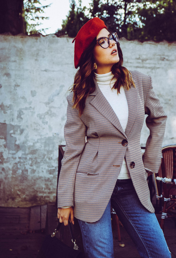 Mũ nồi ra đời từ những năm 80-90, chính vì thế lựa chọn trang phục mang khuynh hướng cổ điển sẽ luôn tạo nên sự đồng điệu và mang đến bố cục thuận mắt. phoi-trang-phuc-dep-voi-con-sot-mu-noi-6