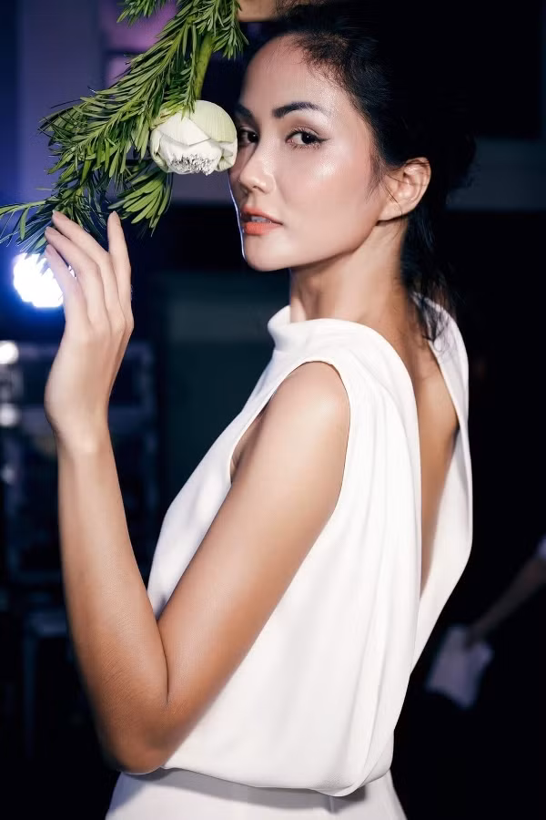 Cận cảnh nhan sắc Tân Hoa hậu Hoàn vũ Việt Nam 2017 H’ Hen Niê 15