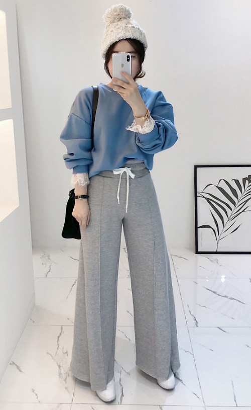 Những chiếc áo nỉ ấm áp là vật dụng cần thiết để street style ngày lạnhthêm ấn tượng. Những chiếc áo nỉ ấm áp là vật dụng cần thiết để street style ngày lạnhthêm ấn tượng.