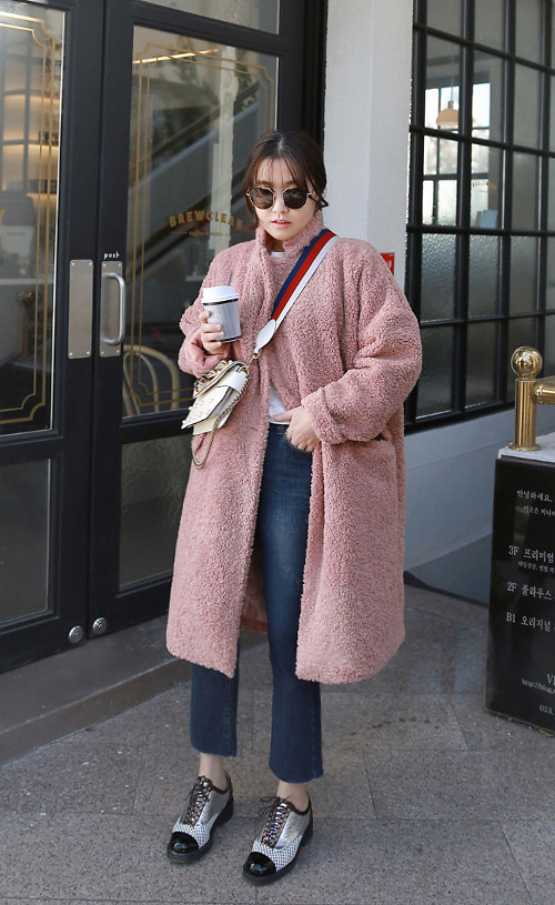 Áo khoác tông hồng với nhiều sắc độ của màu hồng nude, hồng dâu, hồng cánh sen nhạt là những món đồgiúp các bạn gái tôn làn da sáng. Phối hợp cùng tông màu đầy nữ tính là là trang phục trắng, đen. Áo khoác tông hồng với nhiều sắc độ của màu hồng nude, hồng dâu, hồng cánh sen nhạt là những món đồgiúp các bạn gái tôn làn da sáng. Phối hợp cùng tông màu đầy nữ tính là là trang phục trắng, đen.