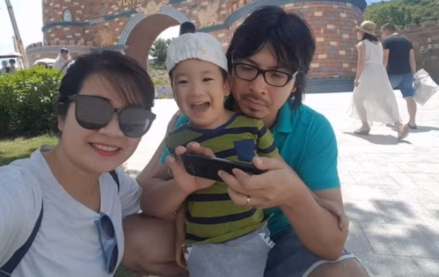 Cuộc sống hạnh phúc của gia đình Đinh Tiến Dũng.