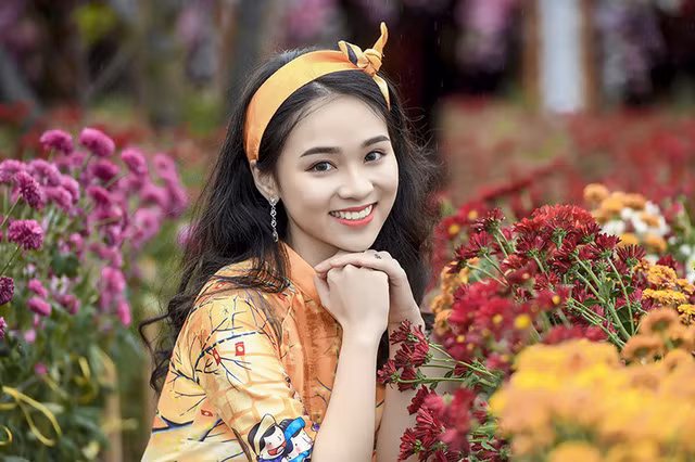  Vừa học tập như bao học sinh khác, vừa hoạt động nghề mẫu, Ngọc Anh cho biết cô sắp xếp lịch trình hợp lý. Mặc dù vậy, Ngọc Anh vẫn gặp một số khó khăn. May mắn bên cạnh em có những người bạn tốt. Ở lớp, công việc chung có bạn Trang (Bí thư lớp) giúp đỡ em rất nhiều. Hai chúng em cùng chia sẻ công việc cho nhau để tập thể lớp cùng phát triển. 