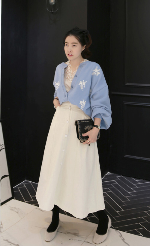 Sau sắc hồng dịu ngọt là gam xanh thiên thanh cũng được nhiều bạn gái châu Á yêu thích và chọn lựa để phối đồ mùa đông. Sau sắc hồng dịu ngọt là gam xanh thiên thanh cũng được nhiều bạn gái châu Á yêu thích và chọn lựa để phối đồ mùa đông.