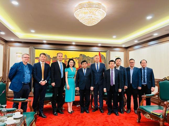 Ông Nguyễn Chí Dũng – Bộ trưởng Bộ Kế hoạch và Đầu tư (thứ 5 từ trái sang) và đại diện Liên danh T&T Group - Orsted trong buổi tiếp kiến và làm việc hồi tháng 10/2022. Ông Nguyễn Chí Dũng – Bộ trưởng Bộ Kế hoạch và Đầu tư (thứ 5 từ trái sang) và đại diện Liên danh T&T Group - Orsted trong buổi tiếp kiến và làm việc hồi tháng 10/2022.